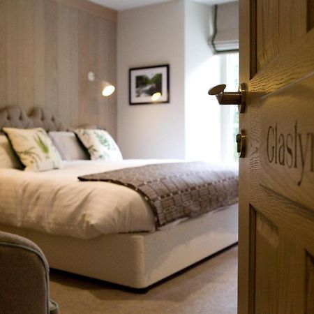 Saracens Head Hotel เบดด์เกอเลิร์ท ภายนอก รูปภาพ
